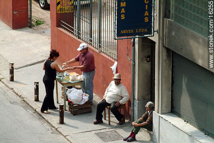 Venta de chorizos al paso - Departamento de Montevideo - URUGUAY. Foto No. 16255