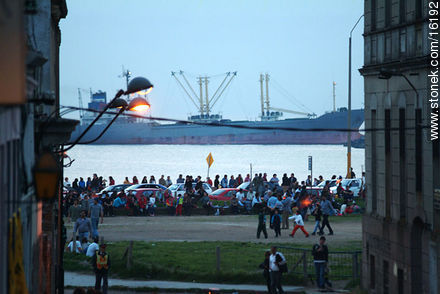Muchedumbre en la rambla portuaria - Departamento de Montevideo - URUGUAY. Foto No. 16192