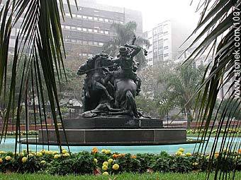 Monumento al Entrevero en la Plaza Fabini - Departamento de Montevideo - URUGUAY. Foto No. 1037