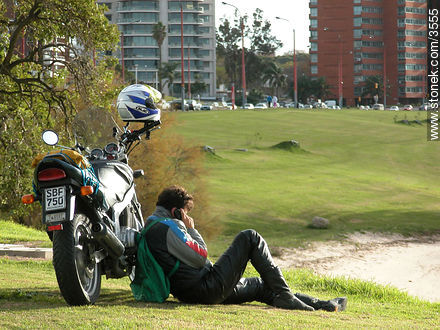 Motociclista descansando. - Departamento de Montevideo - URUGUAY. Foto No. 3555