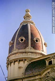 Dome of the ex Sorocabana cafe in front of the Liberty Square. - Department of Montevideo - URUGUAY. Photo #1028