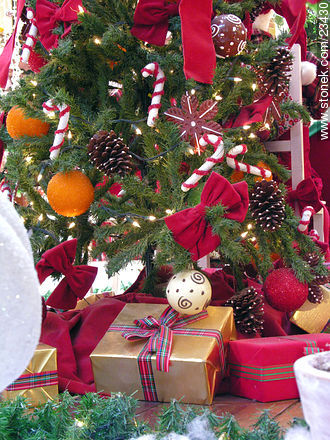 Adornos y regalos en el árbol de Navidad -  - IMÁGENES VARIAS. Foto No. 23430