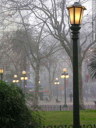 Plaza Libertad. Kilómetro 0. Faroles en la niebla - Departamento de Montevideo - URUGUAY. Foto No. 26630