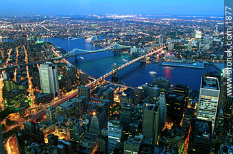 New York desde la azotea del World Trade Center. Manhattan, Brooklyn.Abajo, un acercamiento. - Estado de Nueva York - EE.UU.-CANADÁ. Foto No. 1877