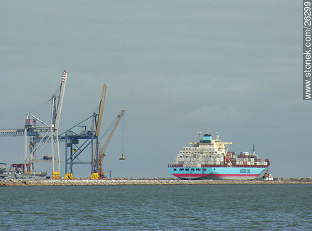 Cargo ship - Department of Montevideo - URUGUAY. Photo #26299
