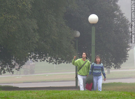 Pareja un día de niebla en el parque - Departamento de Montevideo - URUGUAY. Foto No. 14976