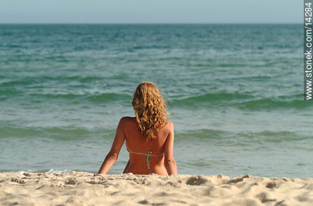 Baño de sol en la playa - Departamento de Maldonado - URUGUAY. Foto No. 14284