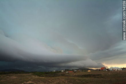 Tormenta de verano en Punta Negra - Departamento de Maldonado - URUGUAY. Foto No. 14359