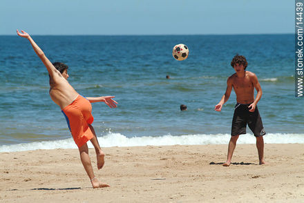 Juego de pelota en la playa - Departamento de Maldonado - URUGUAY. Foto No. 14439