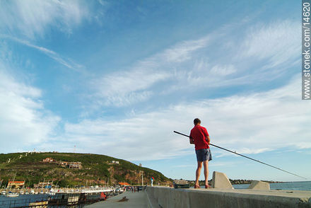 Pescador en la escollera - Departamento de Maldonado - URUGUAY. Foto No. 14620