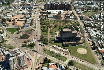 Casa de Gobierno. Monumento a Luis Batlle Berres. - Departamento de Montevideo - URUGUAY. Foto No. 5228