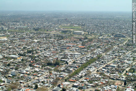 A lo lejos el Cilindro. - Departamento de Montevideo - URUGUAY. Foto No. 5275