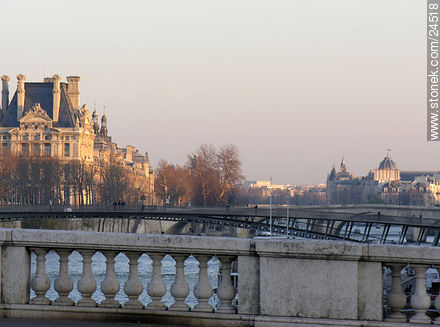 Pont de la Concorde.  Passarelle Solférino. Pont Royale. Musée du Louvre.  To the right Hôtel de Monnaies. - Paris - FRANCE. Photo #24518