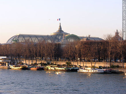 Río Sena. Grand Palais - París - FRANCIA. Foto No. 24517