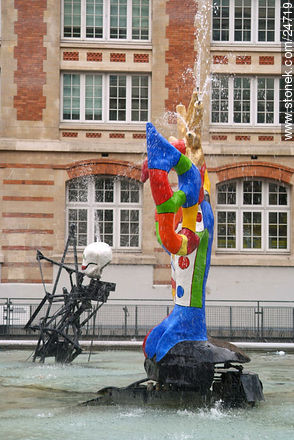 Arte exterior del centro Pompidou - París - FRANCIA. Foto No. 24719
