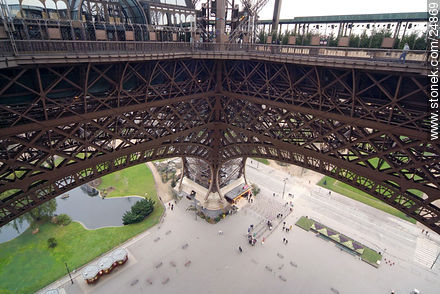 Ascendiendo al primer nivel de la Tour Eiffel - París - FRANCIA. Foto No. 24869