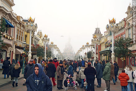 Main Street. Al fondo el castillo de Disneyland - París - FRANCIA. Foto No. 25067