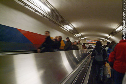 Cinta transportadora en el traslado entre estaciones de Metro - París - FRANCIA. Foto No. 25376