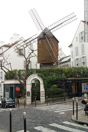 Le Moulin de la Galette. Rue Girardon. Rue Lepic. - Paris - FRANCE. Photo #25826