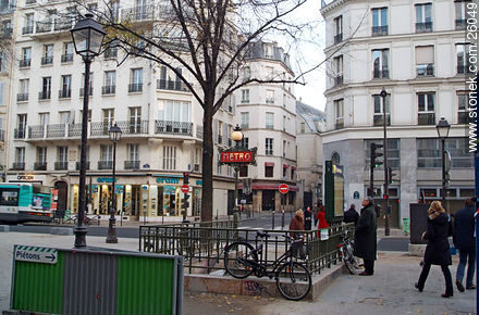 Estación St. Paul. Rue de Rivoli. Perpendicular sale la rue Pavée - París - FRANCIA. Foto No. 26049