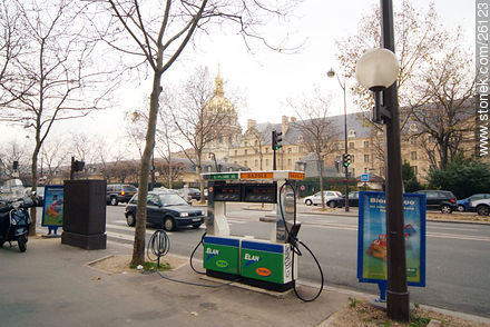 Surtidores de combustible en el Boulevard des Invalides. Al fondo, des Invalides. - París - FRANCIA. Foto No. 26123