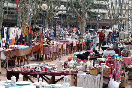 Feria de antigüedades en la Plaza Constitución (Matriz) - Departamento de Montevideo - URUGUAY. Foto No. 17378