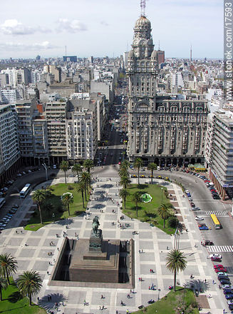 Independence square and Palacio Salvo - Department of Montevideo - URUGUAY. Photo #17593