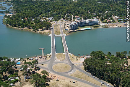 Puente ondulante de La Barra sobre el arroyo Maldonado - Punta del Este y balnearios cercanos - URUGUAY. Foto No. 20914