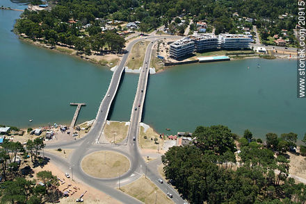 Puente ondulante de La Barra sobre el arroyo Maldonado - Punta del Este y balnearios cercanos - URUGUAY. Foto No. 20915