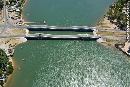 Puente ondulado de La Barra sobre el arroyo Maldonado - Punta del Este y balnearios cercanos - URUGUAY. Foto No. 20919