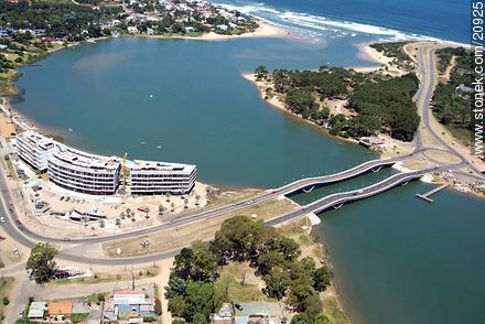 Puente ondulado de La Barra sobre el arroyo Maldonado - Punta del Este y balnearios cercanos - URUGUAY. Foto No. 20925