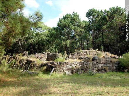 Remains of an old fortess. - Punta del Este and its near resorts - URUGUAY. Photo #223