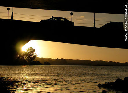 Puente sobre el arroyo Maldonado. - Punta del Este y balnearios cercanos - URUGUAY. Foto No. 4245
