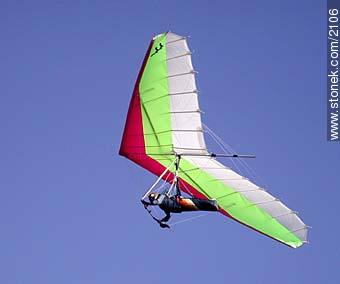 Hang gliding - Punta del Este and its near resorts - URUGUAY. Photo #2106