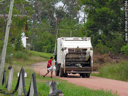 Recolector de residuos domiciliarios - Departamento de Maldonado - URUGUAY. Foto No. 21664