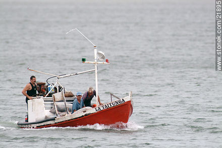 Lancha pesquera de regreso al puerto - Departamento de Maldonado - URUGUAY. Foto No. 21895