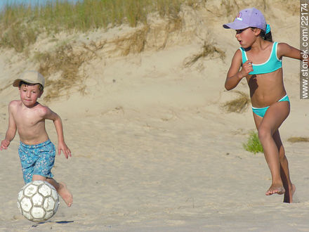 Fútbol infantil en la playa - Departamento de Maldonado - URUGUAY. Foto No. 22174