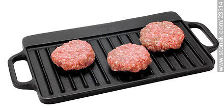 Plancha de cocina con hamburguesas crudas -  - IMÁGENES VARIAS. Foto No. 23314