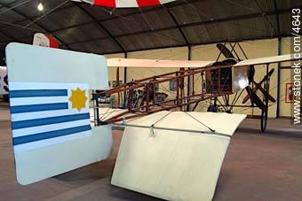 Museo Aeronáutico (hasta 2013 en la zona del Mercado Modelo frente al Cilindro Municipal) - Departamento de Montevideo - URUGUAY. Foto No. 4643
