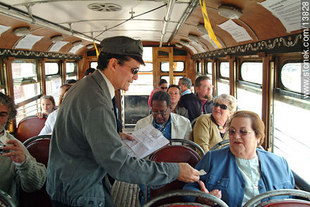 Ómnibus antiguo. Inspector vestido de época solicitando el boleto al pasajero - Departamento de Montevideo - URUGUAY. Foto No. 13828