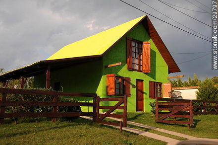 Colorida casa de Minas - Departamento de Lavalleja - URUGUAY. Foto No. 29797