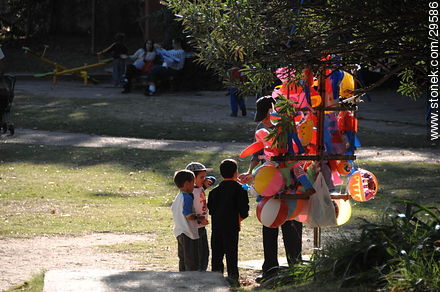 Público infantil, cerrando negocios. - Departamento de Montevideo - URUGUAY. Foto No. 29586