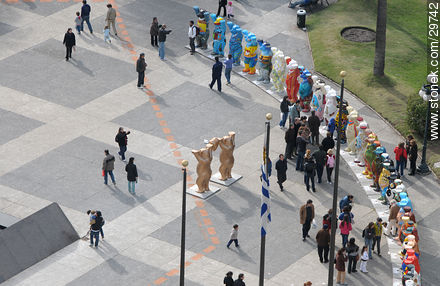 United Buddy Bears by Eva and Klaus Herlitz at Independencia square. - Department of Montevideo - URUGUAY. Photo #29742
