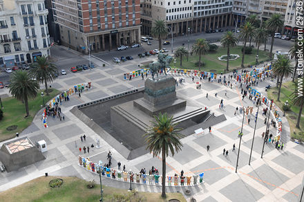 United Buddy Bears-Cultura por la Paz de Eva y Klaus Herlitz en la Plaza Independencia - Departamento de Montevideo - URUGUAY. Foto No. 29736