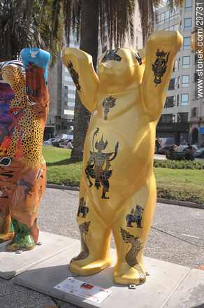 United Buddy Bears-Cultura por la Paz de Eva y Klaus Herlitz en la Plaza Independencia. Oso de Myanmar. Artista: Ko Ko Latt - Departamento de Montevideo - URUGUAY. Foto No. 29731