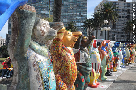 United Buddy Bears by Eva and Klaus Herlitz at Independencia square. - Department of Montevideo - URUGUAY. Photo #29733