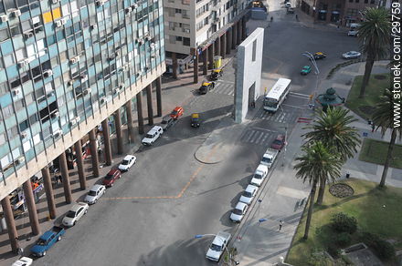 Calle Juncal y la puerta de la Ciudadela frente a la peatonal Sarnadí - Departamento de Montevideo - URUGUAY. Foto No. 29759