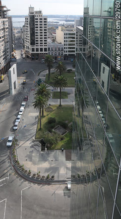 Calle Juncal. Puerta de la Ciudadela reflejado en edificio de la Presidencia - Departamento de Montevideo - URUGUAY. Foto No. 29760