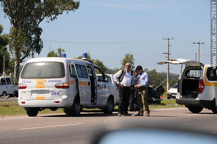 Policía caminera en un accidente - Departamento de Maldonado - URUGUAY. Foto No. 29901