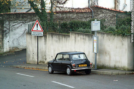 Mini Morris in the Chemin de l'Auberge de la Jeunesse - Region of Languedoc-Rousillon - FRANCE. Foto No. 29936